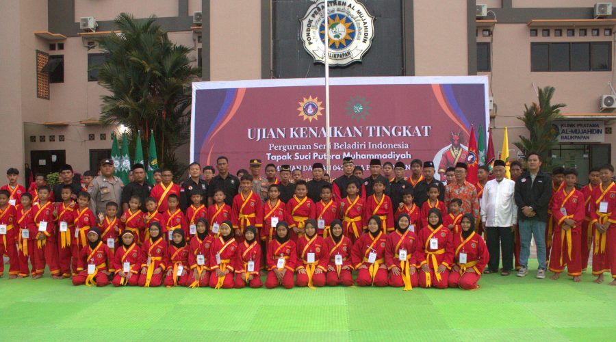 “Peserta UKT Tapak Suci di Pondok Muhammadiyah Balikpapan sedang berfoto bersama.”