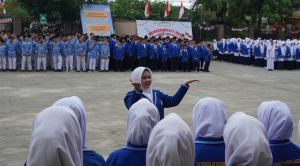 Anggota paduan suara Pondok Muhammadiyah Al-Mujahidin Balikpapan menyanyikan lagu kebangsaan Indonesia Raya pada upacara peringatan Hari Kemerdekaan ke-80 Republik Indonesia.