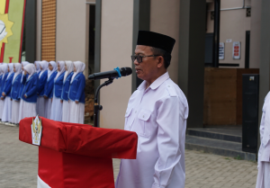 Pembina upacara memberikan amanat pada upacara peringatan Hari Kemerdekaan ke-80 Republik Indonesia di Pondok Muhammadiyah Al-Mujahidin Balikpapan.